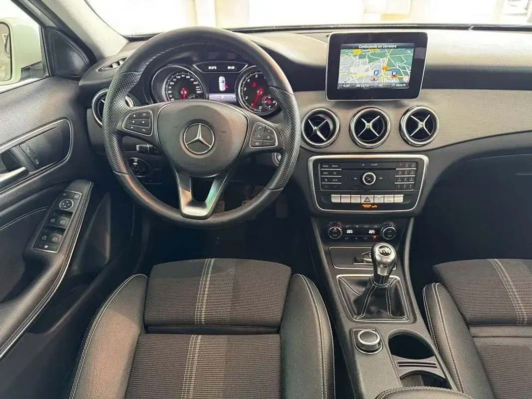 Usado Mercedes GLA180 122 CV (89 kW) 2019 Blanco SUV