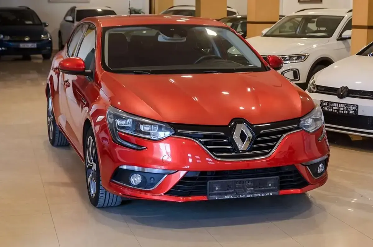 Usado Renault Mégane IV Bose Edition 129 CV (94 kW) 2016 Rojo Utilitario