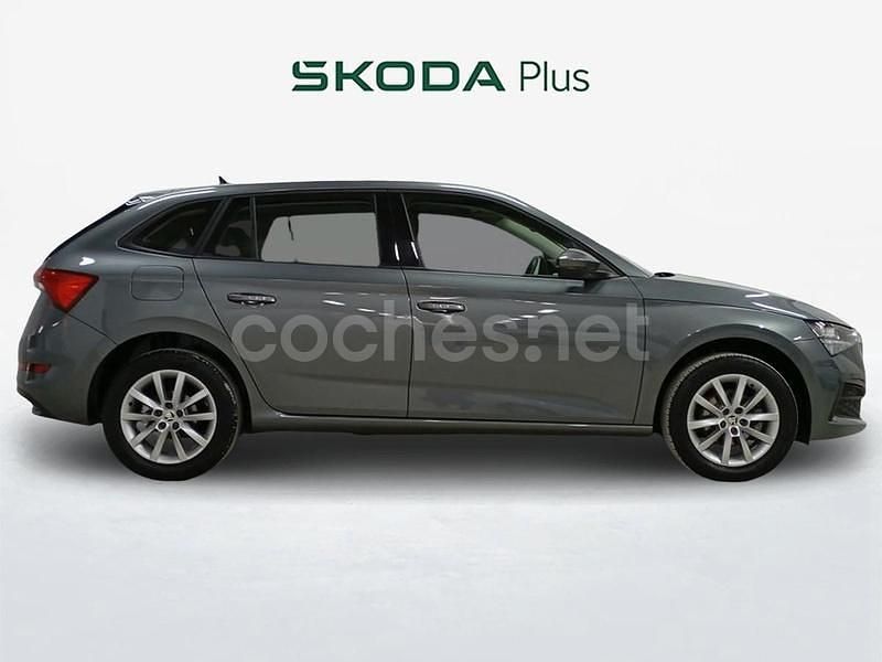Usado Skoda Scala Active 110 CV (80 kW) 2022 Gris / plata Utilitario