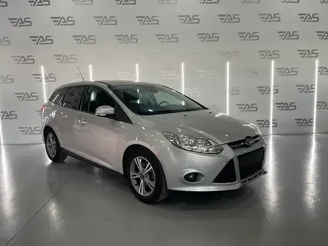 Usado Ford Focus ST-Line 125 CV (91 kW) 2016 Gris Familiar