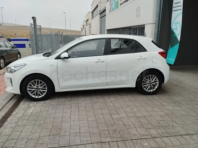 Usado Kia Rio 101 CV (74 kW) 2020 Blanco Berlina
