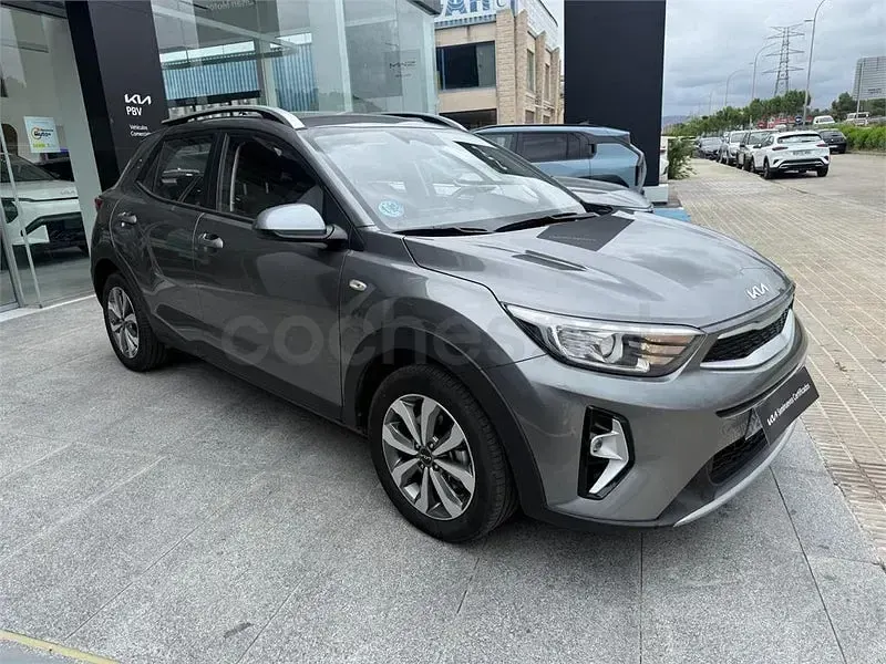 Usado Kia Stonic 100 CV (73 kW) 2025 Gris SUV