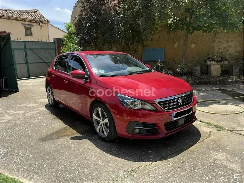 Usado Peugeot 308 130 CV (95 kW) 2018 Rojo Berlina