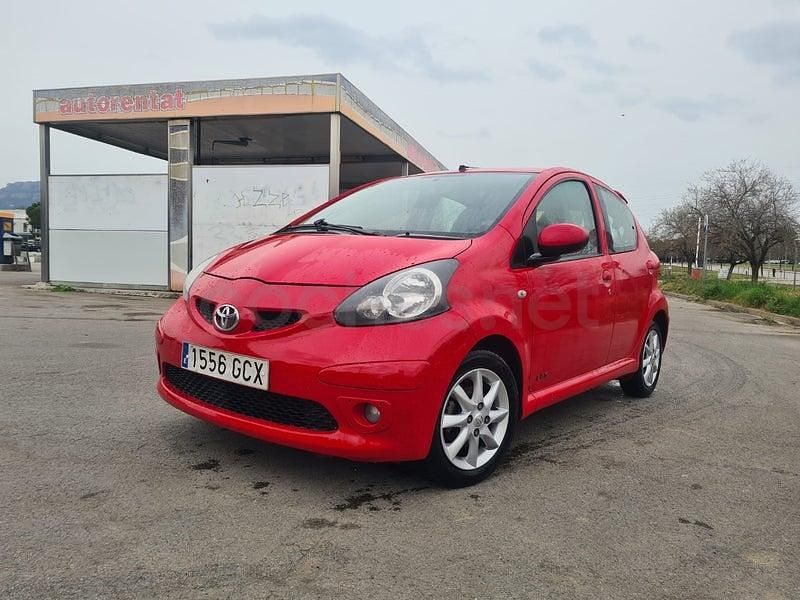 Usado Toyota Aygo 54 CV (39 kW) 2009 Rojo Utilitario