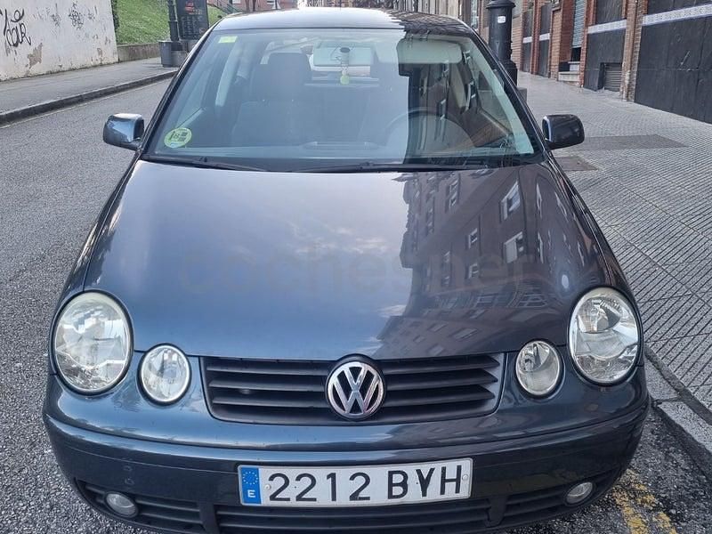 Usado VW Polo Highline 75 CV (55 kW) 2002 Gris / plata Berlina