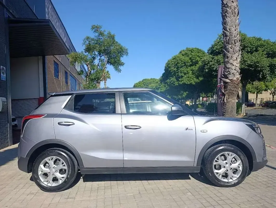 Usado SsangYong Tivoli 135 CV (99 kW) 2024 Gris / plata SUV