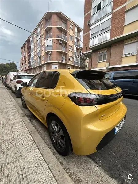 Usado Peugeot 208 Active 100 CV (73 kW) 2020 Amarillo Utilitario
