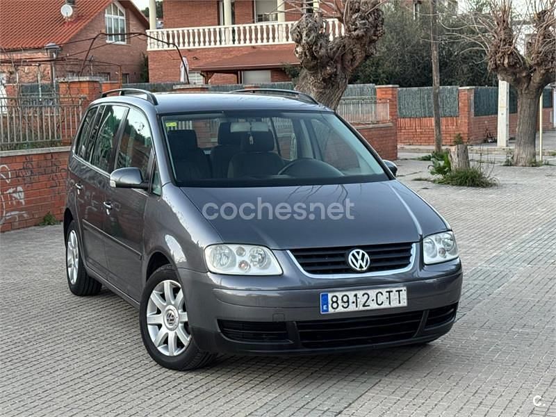 Usado VW Touran Highline 136 CV (100 kW) 2004 Gris / plata Monovolumen