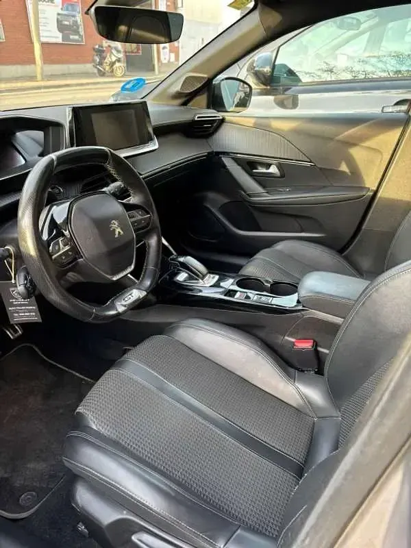 Usado Peugeot e-208 GT-line 100 kW (136 CV) 2020 Gris Utilitario