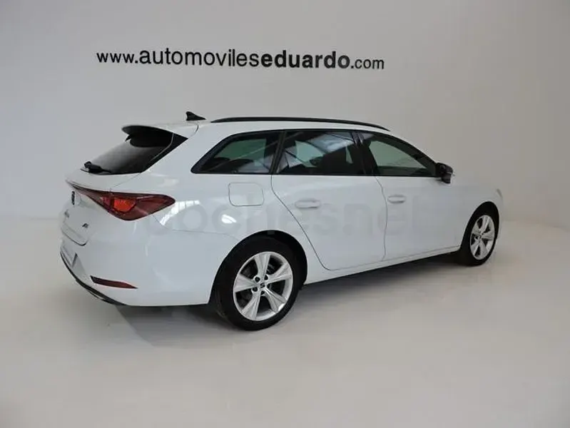 Usado Seat Leon FR 130 CV (95 kW) 2022 Blanco Familiar