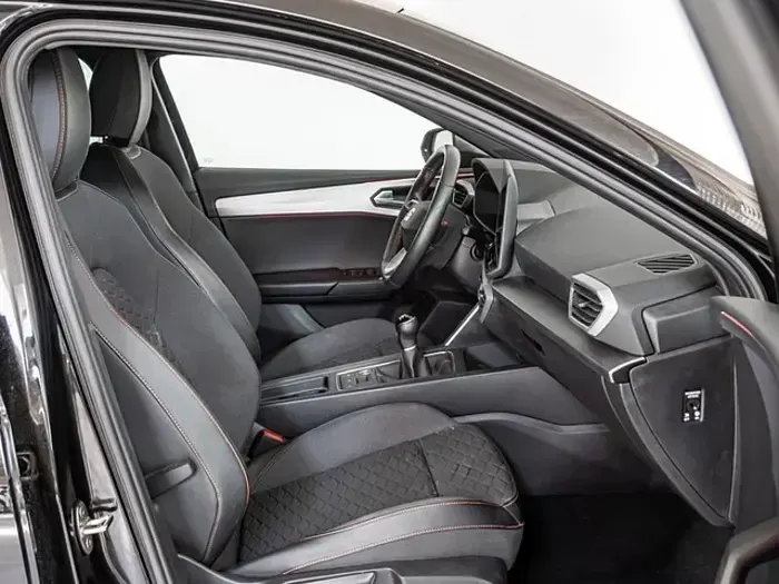 Käytetty Seat Leon FR 150 HP (110 kW) 2025 Musta