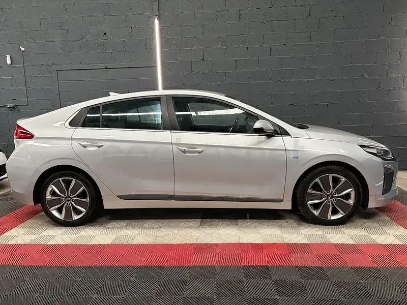 Usado Hyundai Ioniq 141 CV (103 kW) 2018 Gris / plata Utilitario