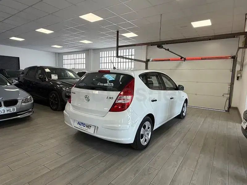 Usado Hyundai i30 Comfort 109 CV (80 kW) 2010 Blanco Berlina