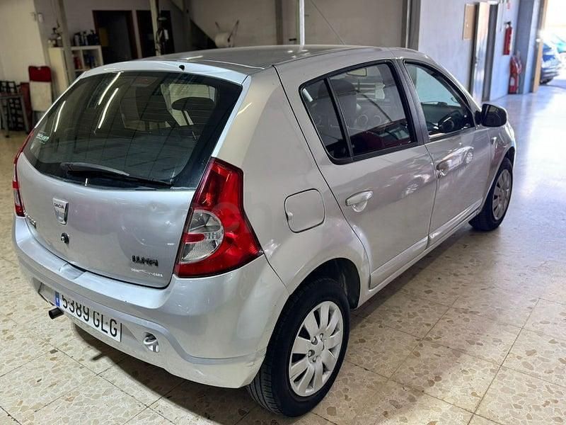 Usado Dacia Sandero Ambiance 75 CV (55 kW) 2009 Gris / plata Berlina