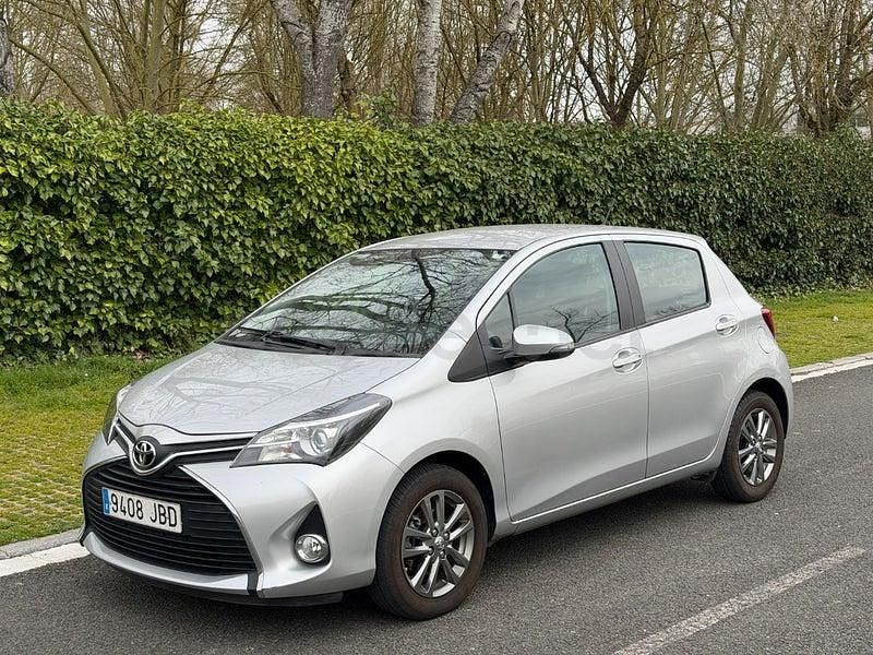 Usado Toyota Yaris Advance 99 CV (72 kW) 2015 Gris / plata Utilitario