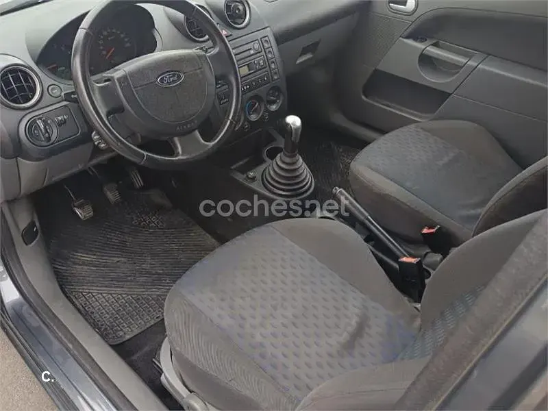 Usado Ford Fiesta 100 CV (73 kW) 2004 Negro Utilitario