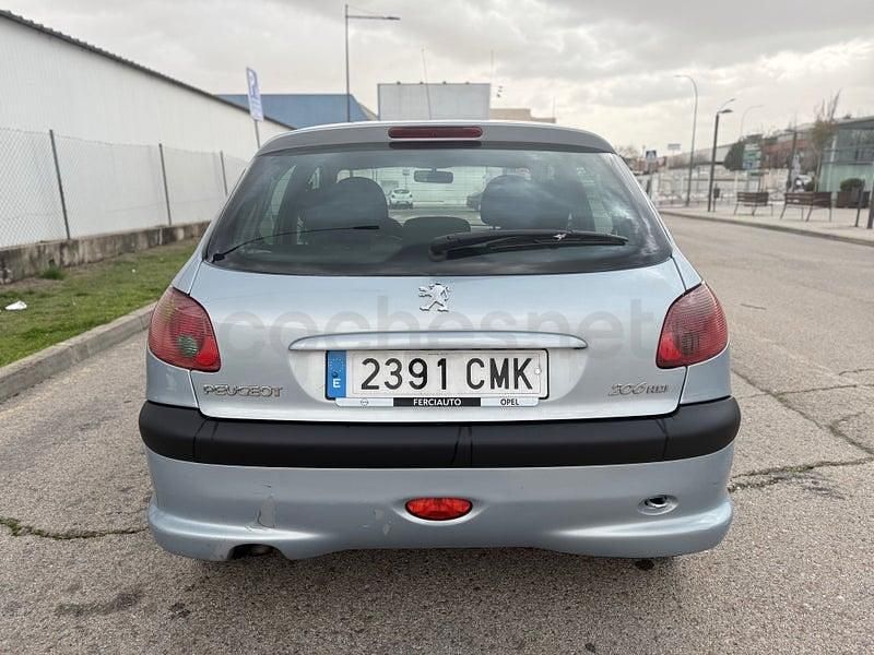Usado Peugeot 206 70 CV (51 kW) 2003 Azul Berlina