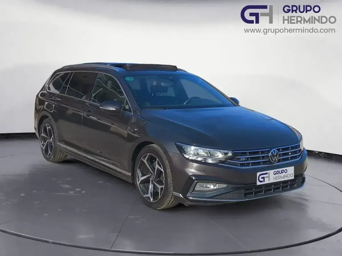 Usado VW Passat R-line 150 CV (110 kW) 2022 Negro Familiar