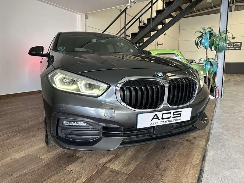 Usado BMW 118 Comfort Edition 150 CV (110 kW) 2021 Gris / plata Utilitario