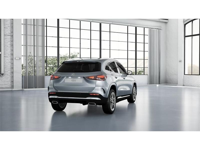 Usado Mercedes GLA200 150 CV (110 kW) 2025 Plata hightech SUV