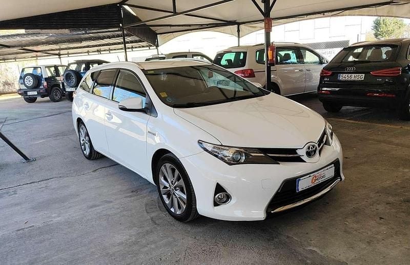 Usado Toyota Auris Touring Sports Advance 136 CV (100 kW) 2015 Blanco Familiar