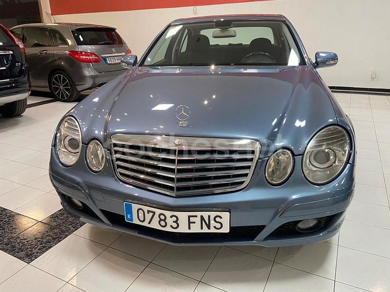 Usado Mercedes E220 Classic 170 CV (125 kW) 2007 Azul Berlina