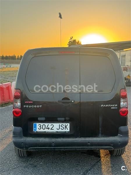 Usado Peugeot Partner Tepee Access 100 CV (73 kW) 2016 Negro Monovolumen
