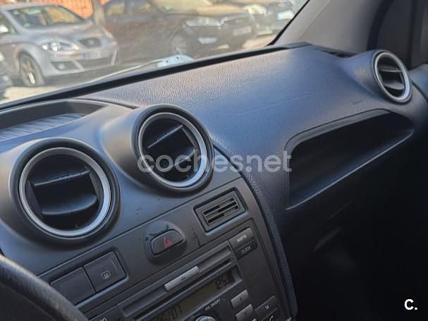 Usado Ford Fiesta Ambiente 68 CV (50 kW) 2007 Gris / plata Utilitario