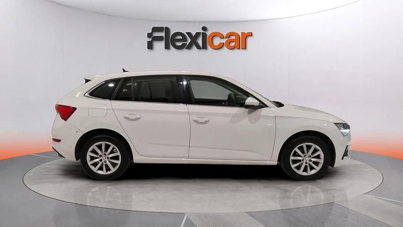 Usado Skoda Scala Ambition 110 CV (80 kW) 2021 Blanco Utilitario