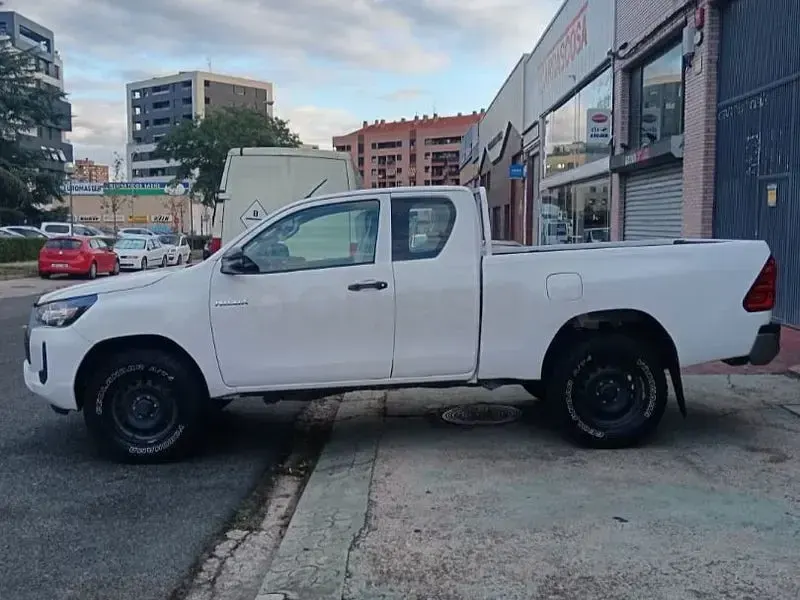 Usado Toyota HiLux 150 CV (110 kW) 2023 Blanco Pickup/Camioneta