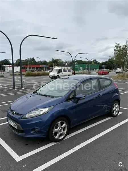 Usado Ford Fiesta Trend 68 CV (50 kW) 2010 Azul Berlina