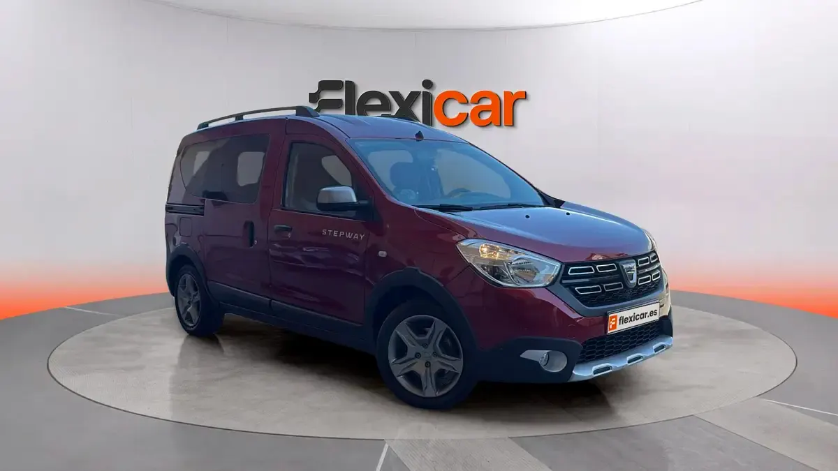 Usado Dacia Dokker Comfort 95 CV (69 kW) 2020 Rojo Monovolumen