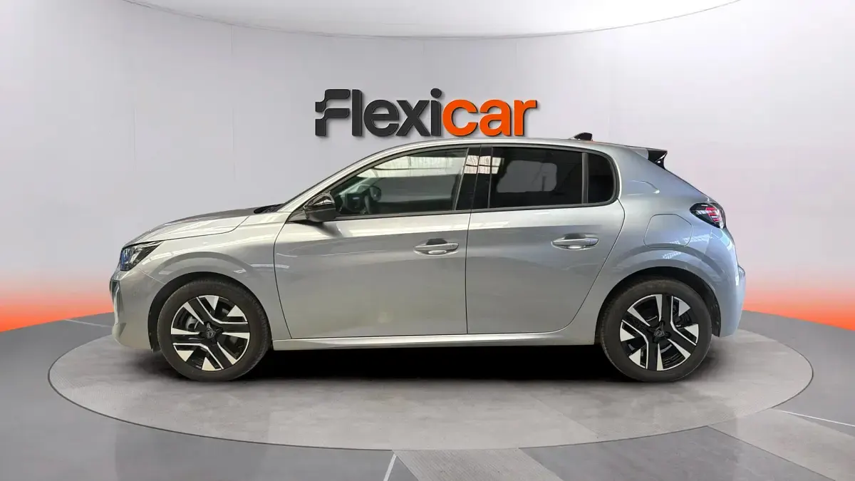 Usado Peugeot 208 Allure 101 CV (74 kW) 2025 Gris Utilitario
