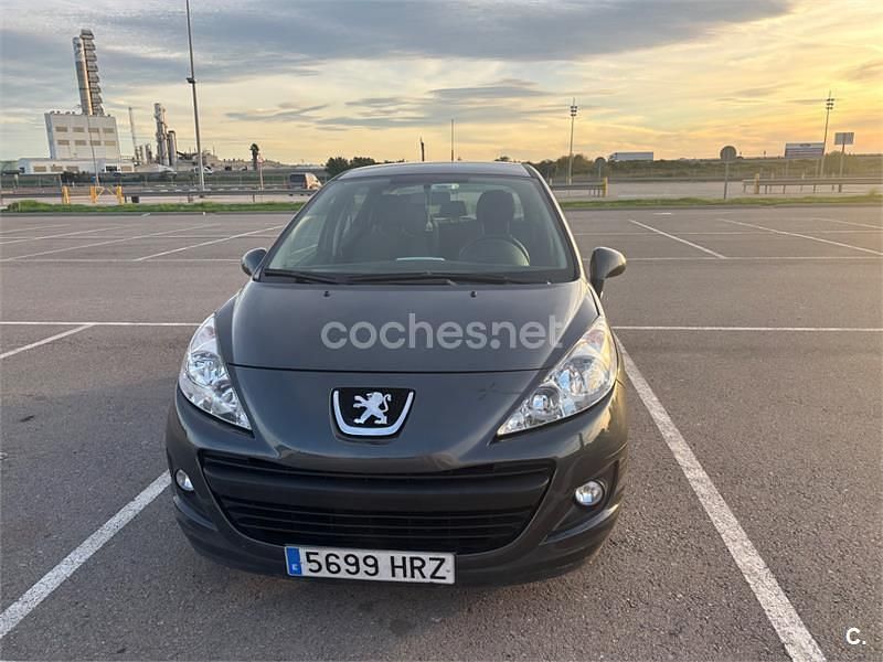 Usado Peugeot 207 68 CV (50 kW) 2013 Gris / plata Berlina