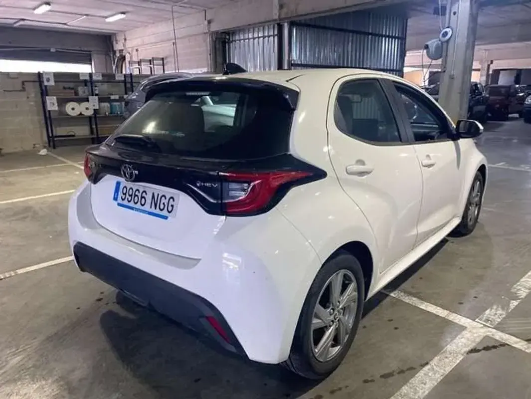 Usado Toyota Yaris Active 116 CV (85 kW) 2025 Blanco Utilitario