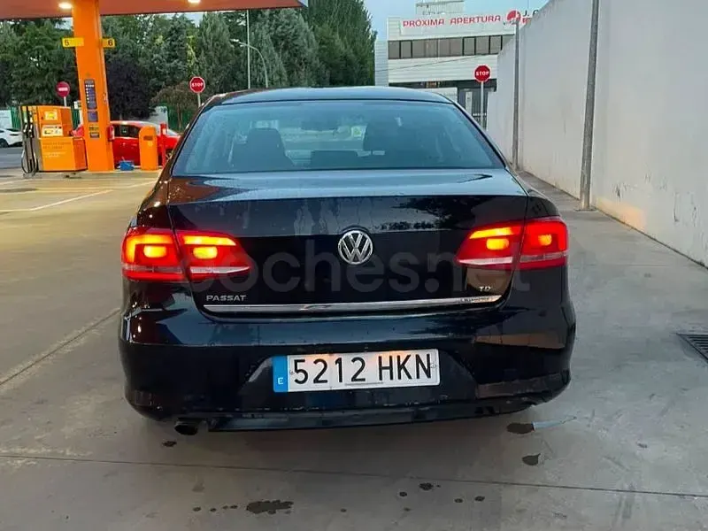 Usado VW Passat 105 CV (77 kW) 2013 Negro Berlina