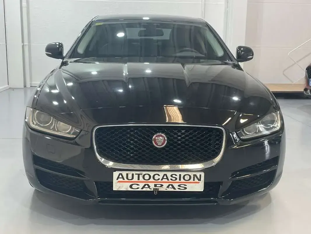 Usado Jaguar XE Pure 180 CV (132 kW) 2015 Negro Berlina