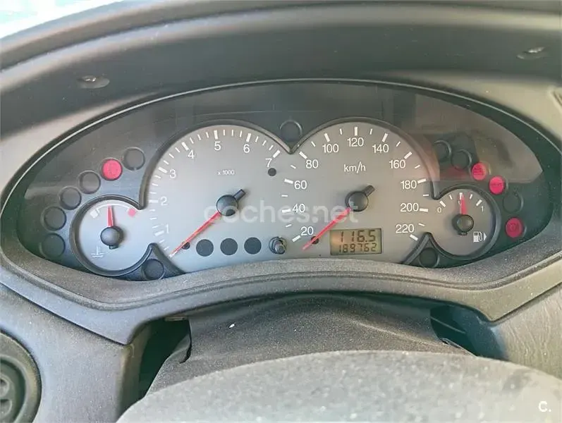 Usado Ford Focus Trend 90 CV (66 kW) 2000 Gris / plata Berlina
