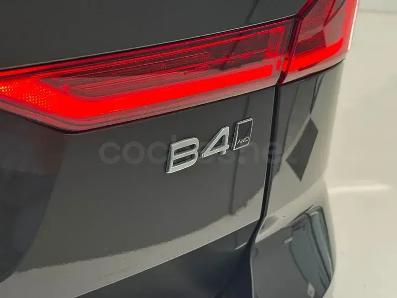 Usado Volvo XC60 Momentum 190 CV (139 kW) 2022 Verde SUV