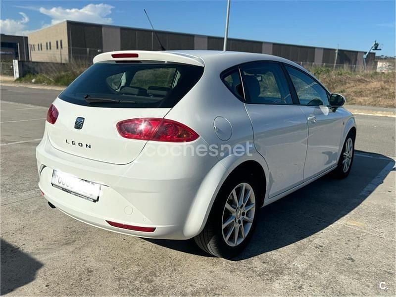 Usado Seat Leon Style 105 CV (77 kW) 2011 Blanco Utilitario