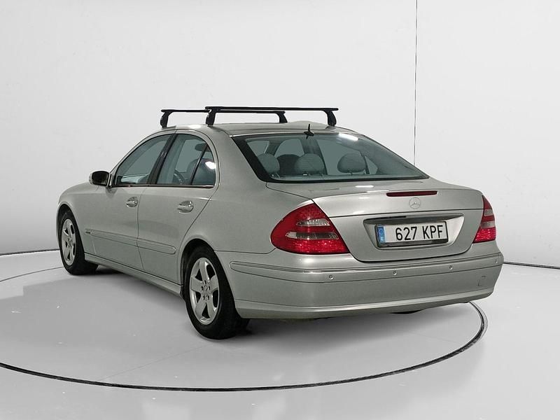Usado Mercedes E350 Avantgarde 272 CV (200 kW) 2005 Gris Berlina
