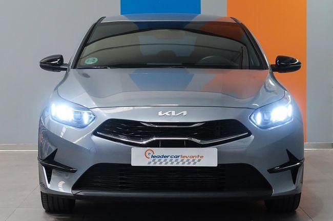 Usado Kia Ceed Style 101 CV (74 kW) 2025 Gris Utilitario