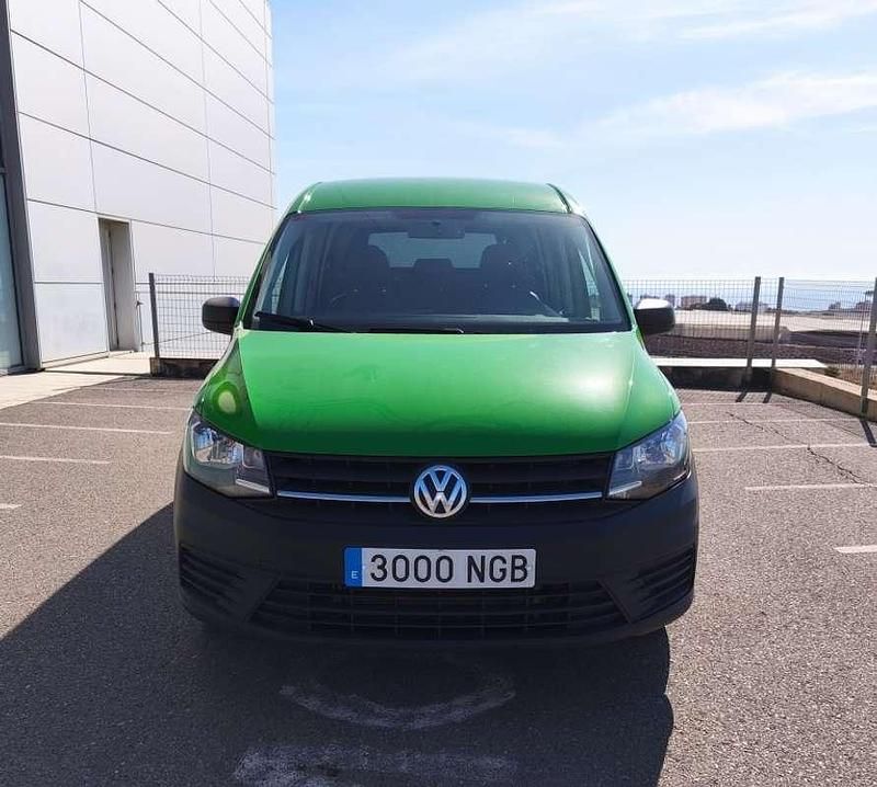 Usado VW Caddy Maxi 102 CV (75 kW) 2020 Verde Monovolumen
