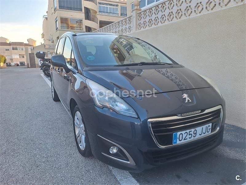Usado Peugeot 5008 Allure 120 CV (88 kW) 2015 Azul Monovolumen
