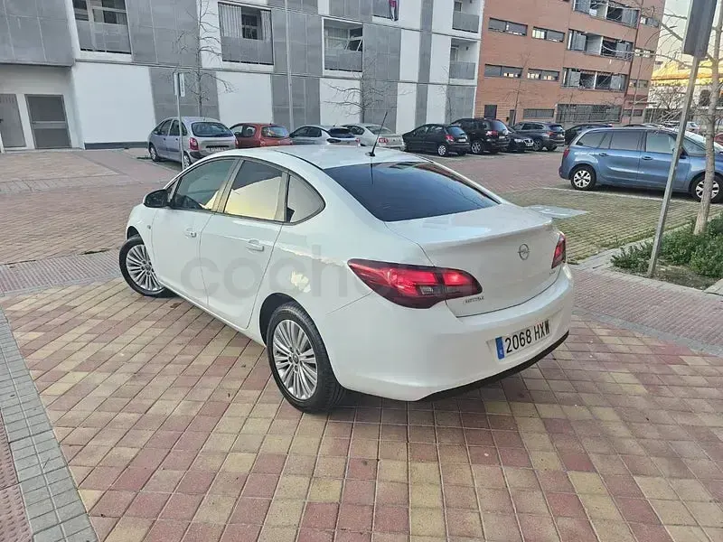 Brugt Opel Astra Excellence 110 HK (80 kW) 2014 Hvid Sedan