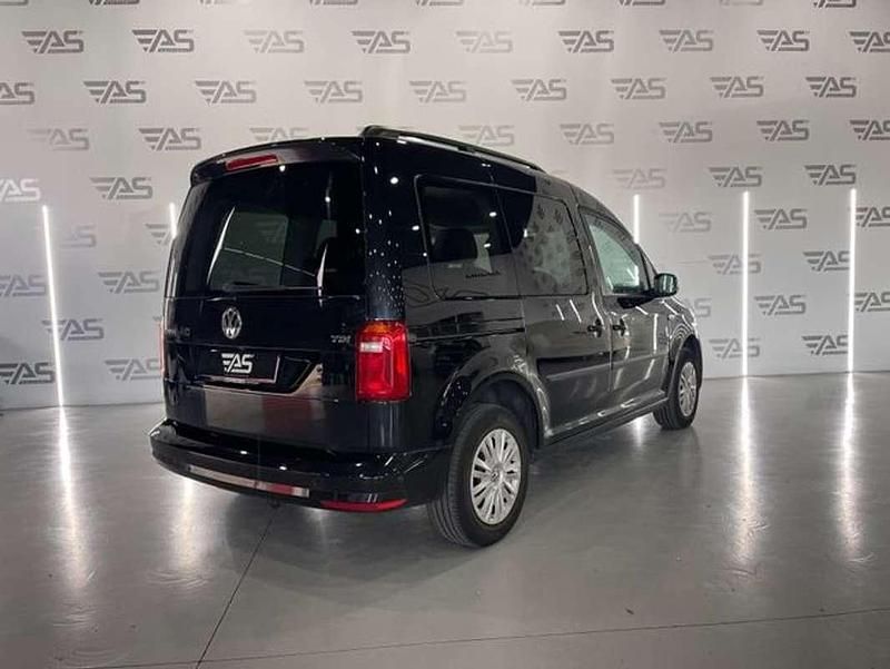 Usado VW Caddy Trendline 140 CV (102 kW) 2016 Negro Monovolumen