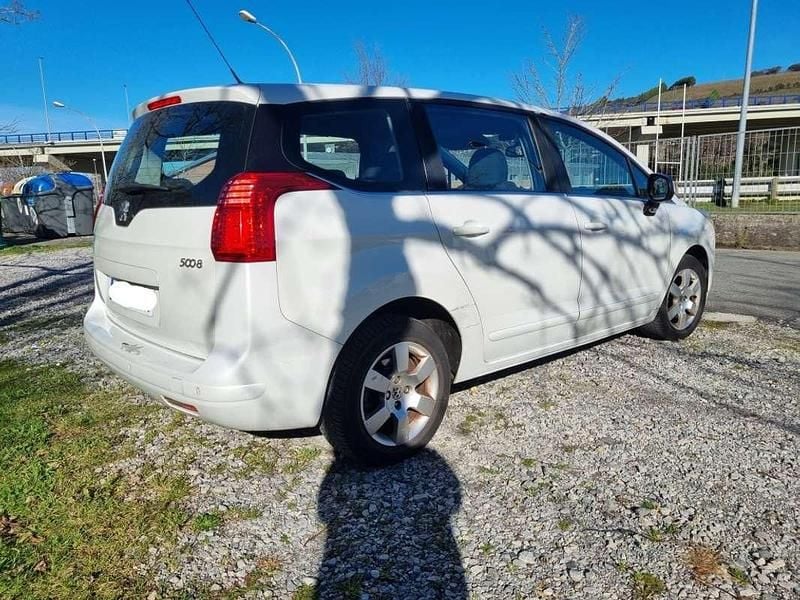 Usado Peugeot 5008 Allure 150 CV (110 kW) 2011 Blanco Monovolumen