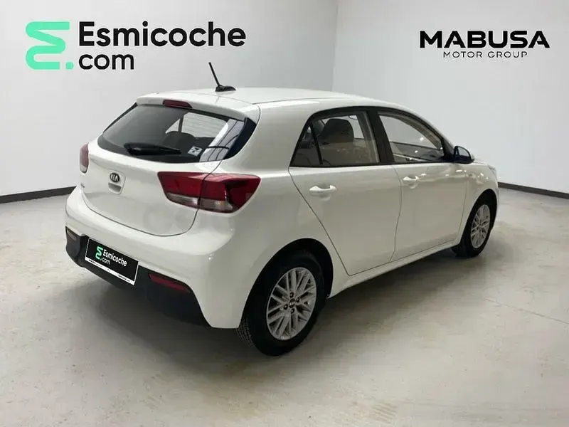 Usado Kia Rio 84 CV (61 kW) 2021 Blanco Berlina