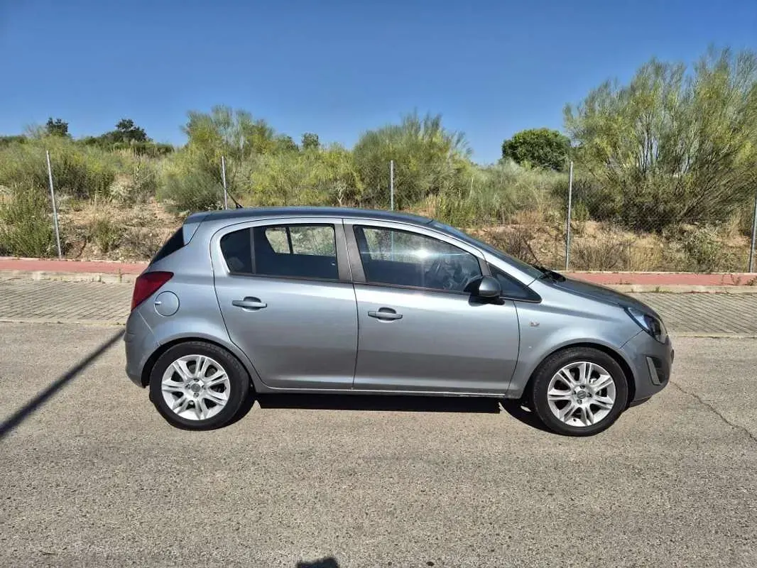 Usado Opel Corsa Expression 86 CV (63 kW) 2012 Gris Utilitario