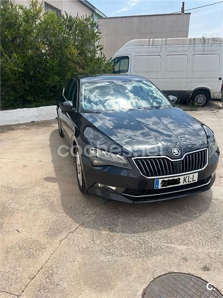 Usado Skoda Superb Style 150 CV (110 kW) 2018 Negro Familiar